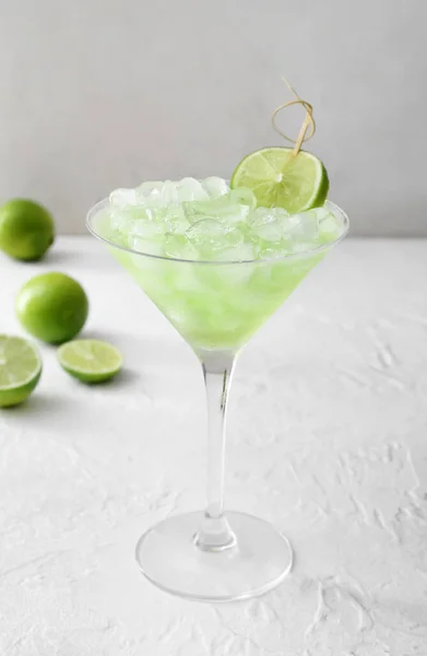 Glas Mit Leckerem Daiquiri Cocktail Auf Hellem Hintergrund — Stockfoto