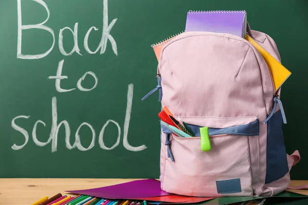 Rucksack Und Schreibwaren Gegen Tafel Mit Text Zurück Zum Schule — Stockfoto