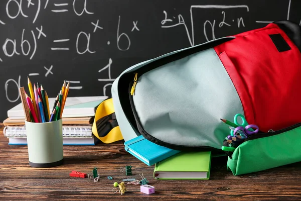 Mochila Escolar Con Papelería Mesa Madera Aula — Foto de Stock