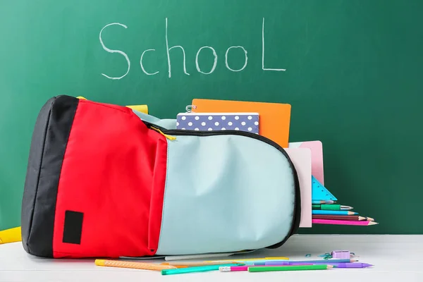 Elegante Mochila Papelería Mesa Contra Pizarra Con Texto Escuela —  Fotos de Stock