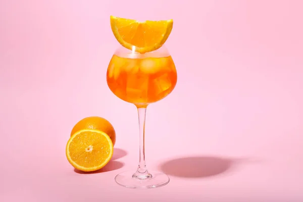Ποτήρι Aperol Spritz Cocktail Χρώμα Φόντο — Φωτογραφία Αρχείου