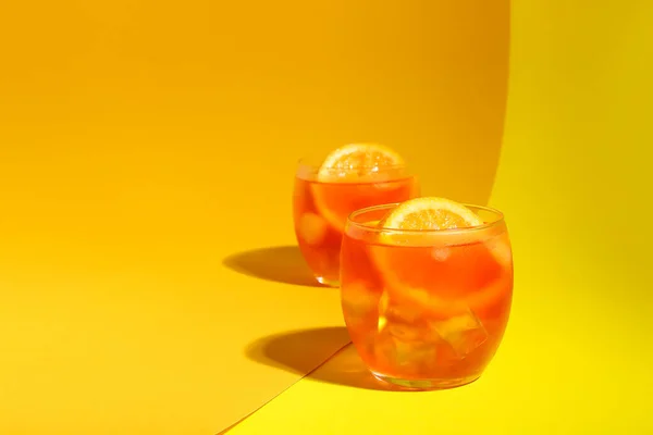 Copos Aperol Spritz Cocktail Sobre Fundo Cor — Fotografia de Stock