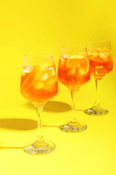 Copos Aperol Spritz Cocktail Sobre Fundo Cor — Fotografia de Stock