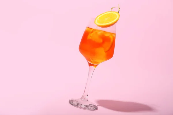 Copo Aperol Spritz Cocktail Sobre Fundo Cor — Fotografia de Stock