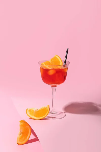 Copa Aperol Spritz Cóctel Sobre Fondo Color —  Fotos de Stock