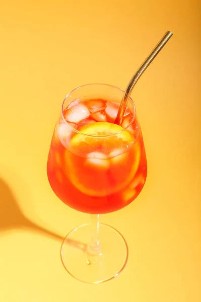 Ποτήρι Aperol Spritz Cocktail Χρώμα Φόντο — Φωτογραφία Αρχείου