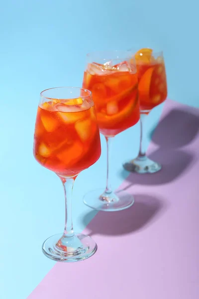 Gläser Aperol Spritz Cocktail Auf Farbigem Hintergrund — Stockfoto