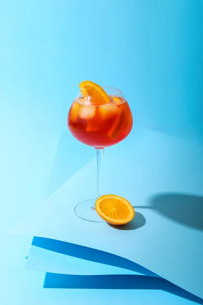 Copa Aperol Spritz Cóctel Sobre Fondo Color — Foto de Stock