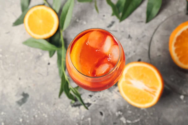 Ποτήρι Aperol Spritz Cocktail Γκρι Φόντο — Φωτογραφία Αρχείου