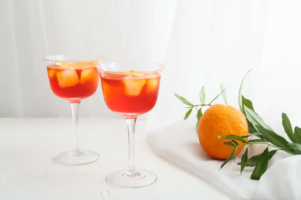 Glasögon Aperol Spritz Cocktail Ljus Bakgrund — Stockfoto