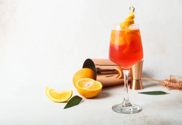 Vaso Cóctel Aperol Spritz Sobre Fondo Claro — Foto de Stock