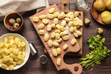 Ahşap zemin üzerinde ham gnocchi ile kompozisyon