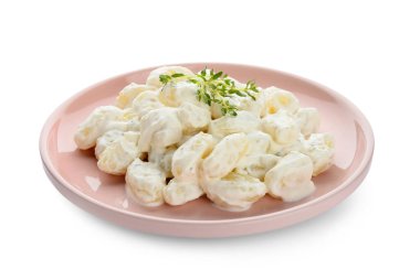 Beyaz arka planda krem soslu lezzetli gnocchi tabağı.
