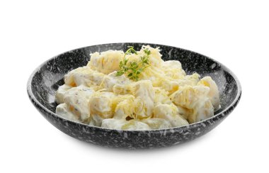 Beyaz arka planda kremalı bir kase lezzetli gnocchi.