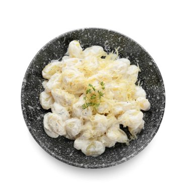 Beyaz arka planda kremalı bir kase lezzetli gnocchi.