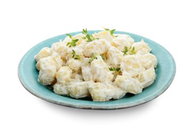 Beyaz arka planda krem soslu lezzetli gnocchi tabağı.