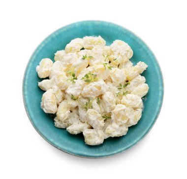 Beyaz arka planda krem soslu lezzetli gnocchi tabağı.