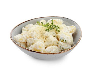 Beyaz arka planda kremalı bir kase lezzetli gnocchi.