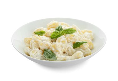 Beyaz arka planda kremalı bir kase lezzetli gnocchi.