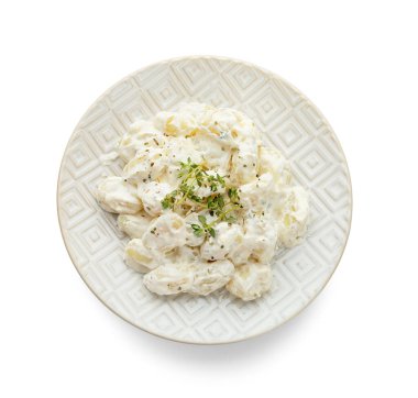 Beyaz arka planda krem soslu lezzetli gnocchi tabağı.