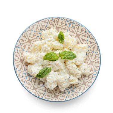 Beyaz arka planda krem soslu lezzetli gnocchi tabağı.