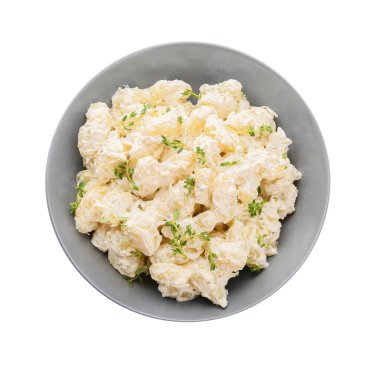 Beyaz arka planda kremalı bir kase lezzetli gnocchi.