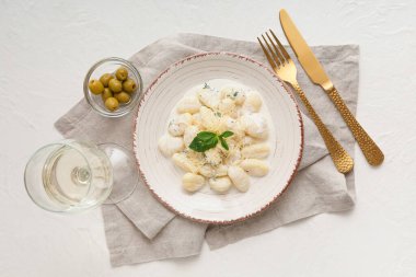 Beyaz arka planda lezzetli gnocchi kompozisyonu