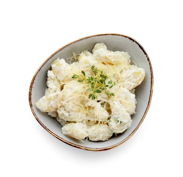 Beyaz arka planda kremalı bir kase lezzetli gnocchi.