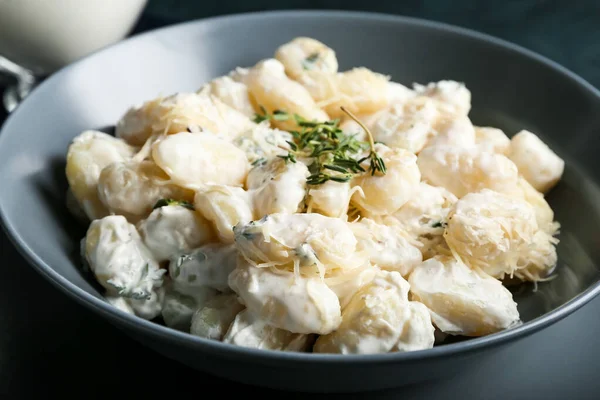 Schaal Van Smakelijke Gnocchi Met Romige Saus Zwarte Achtergrond Close — Stockfoto