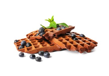 Beyaz arka planda yaban mersinli leziz çikolatalı Belçika Waffle 'ları.