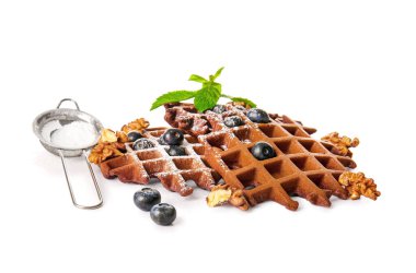 Lezzetli çikolatalı Belçika Waffle 'ı, beyaz arka planda yaban mersini ve ceviz.