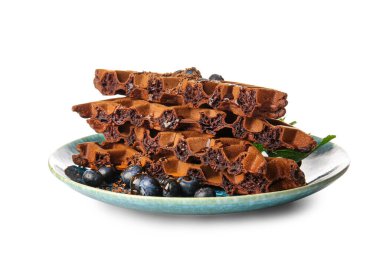 Beyaz arka planda yaban mersinli lezzetli çikolatalı Belçika Waffle tabağı