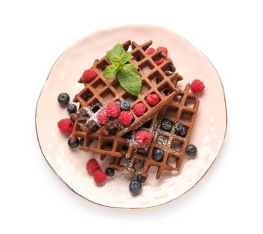 Beyaz arka planda böğürtlenli lezzetli çikolatalı Belçika Waffle tabağı.