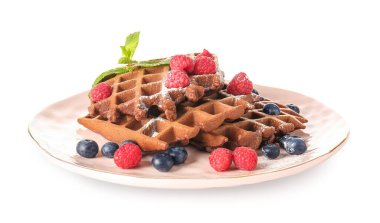 Beyaz arka planda böğürtlenli lezzetli çikolatalı Belçika Waffle tabağı.