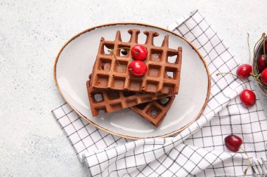 Beyaz arka planda kirazlı lezzetli çikolatalı Belçika Waffle tabağı.
