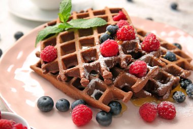 Bir tabak lezzetli çikolatalı Belçika Waffle 'ı, masada böğürtlen, yakın plan.