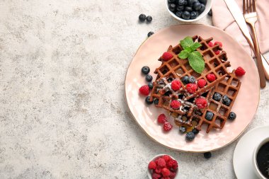 Bir tabak leziz çikolatalı Belçika Waffle 'ı.