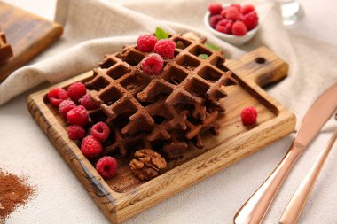 Beyaz arka planda ahududulu leziz çikolatalı Belçika Waffle 'ları.