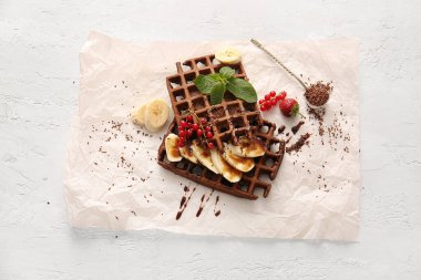 Beyaz arka planda meyveli lezzetli çikolatalı Belçika Waffle 'ları.