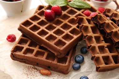 Lezzetli çikolatalı Belçika Waffle 'ı. Parşömen üzerinde böğürtlen.