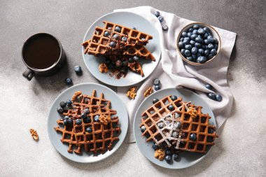 Lezzetli çikolatalı Belçika Waffle tabakları yaban mersini ve grunge arkaplanda ceviz