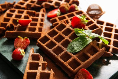 Çilekli lezzetli Belçika Waffle tablosu, yakın plan.