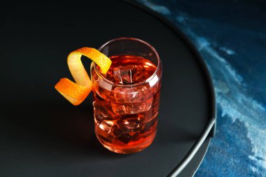 Koyu arkaplanda lezzetli bir Negroni kokteyli.