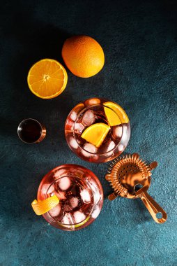 Koyu arkaplanda lezzetli bir Negroni kokteyli.