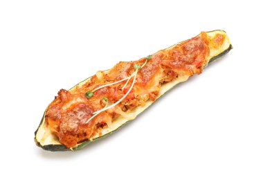 Et beyaz arka plan teknede kabak dolması