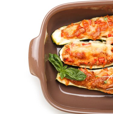 Beyaz arka planda içi kabak dolu et dolu kabak tabağı, yakın plan.