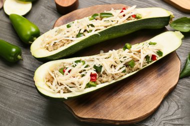 Tahta arka planda kinoalı kabak dolması olan bir tahta.