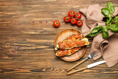 Ahşap arka planda içi kabak dolu et dolu tekneler kompozisyonu