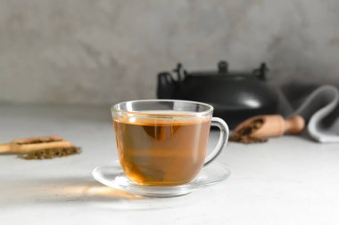 Bir fincan lezzetli hojicha yeşil çay.