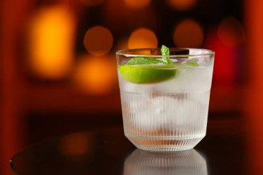 Bardaki masada bir bardak soğuk cin toniği.